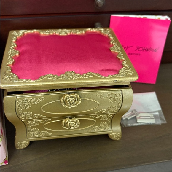 Betsey Johnson chain watch with case and pillow - Picture 14 of 14